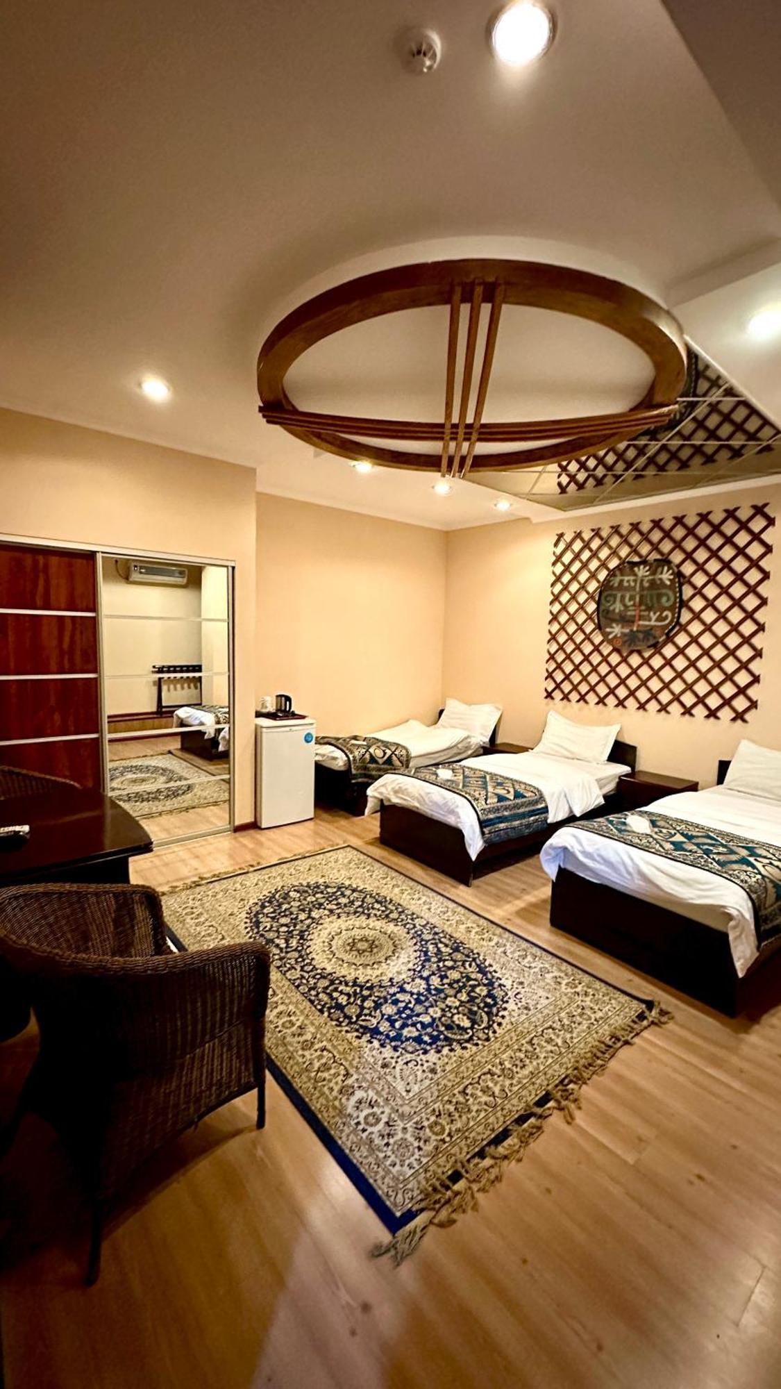 Tian-Shan Hotel Бишкек Екстериор снимка
