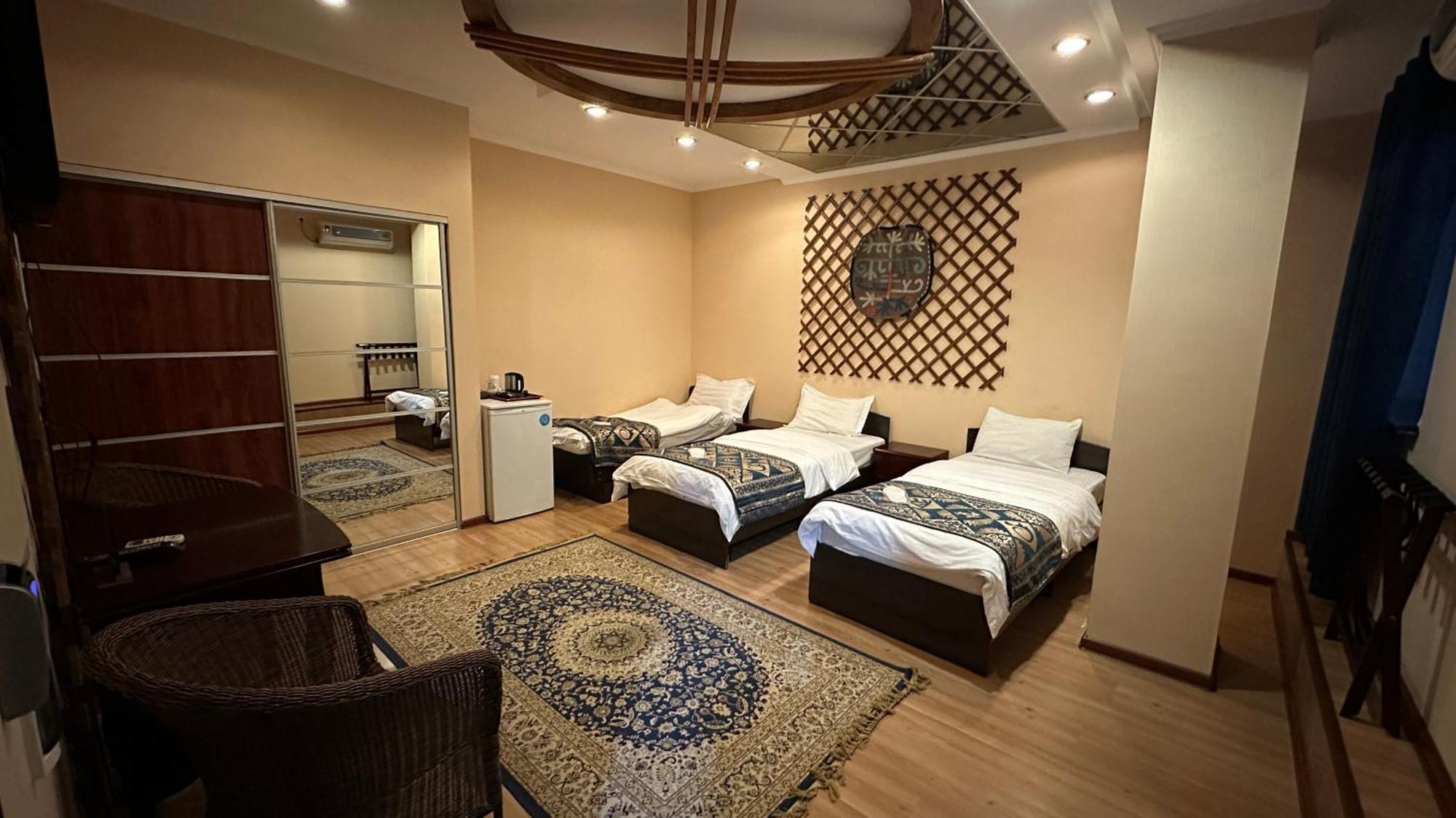 Tian-Shan Hotel Бишкек Екстериор снимка